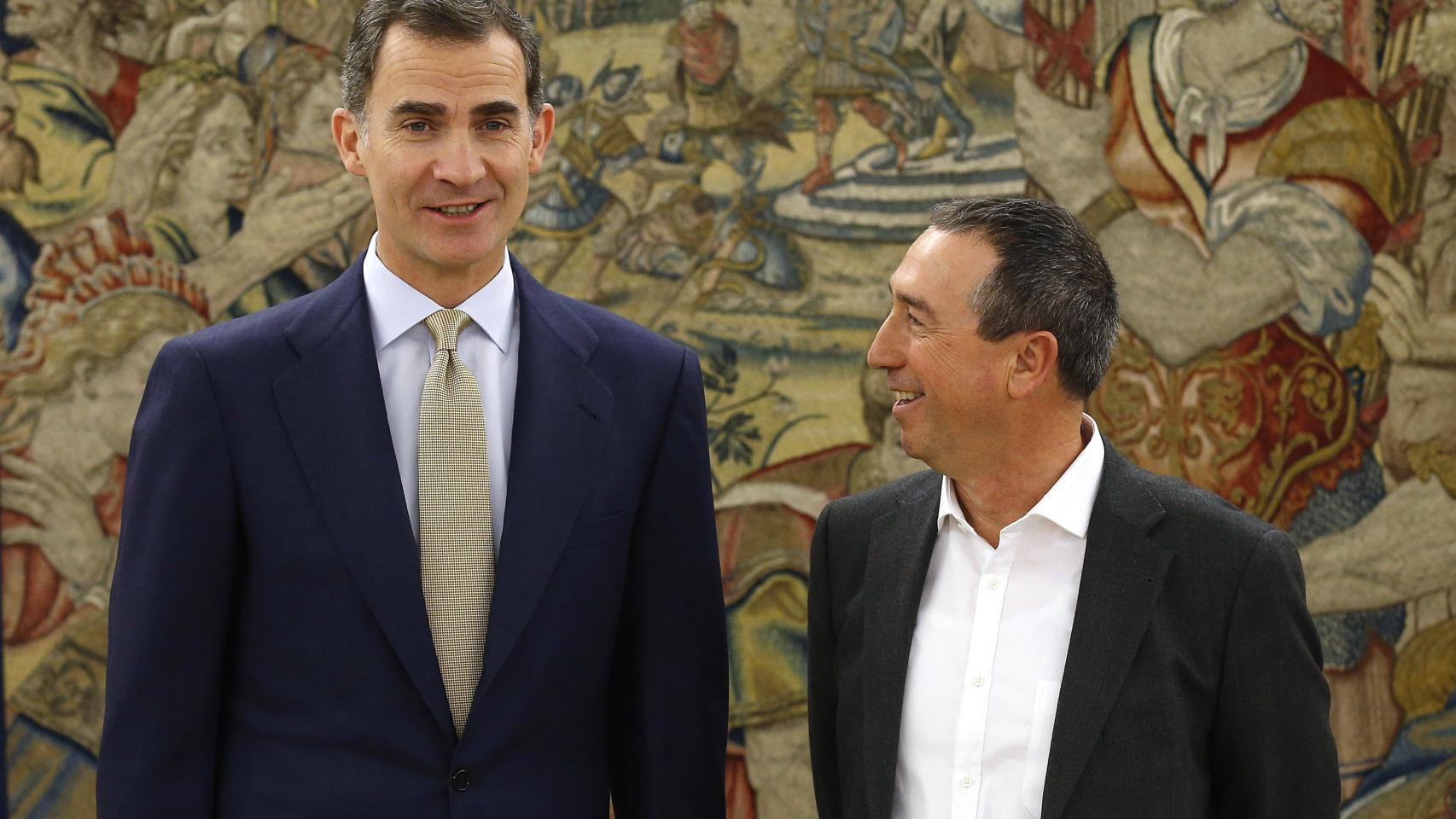 El Rey Felipe VI, junto al portavoz de Compromís, Joan Baldoví, en una de sus rondas de consultas.