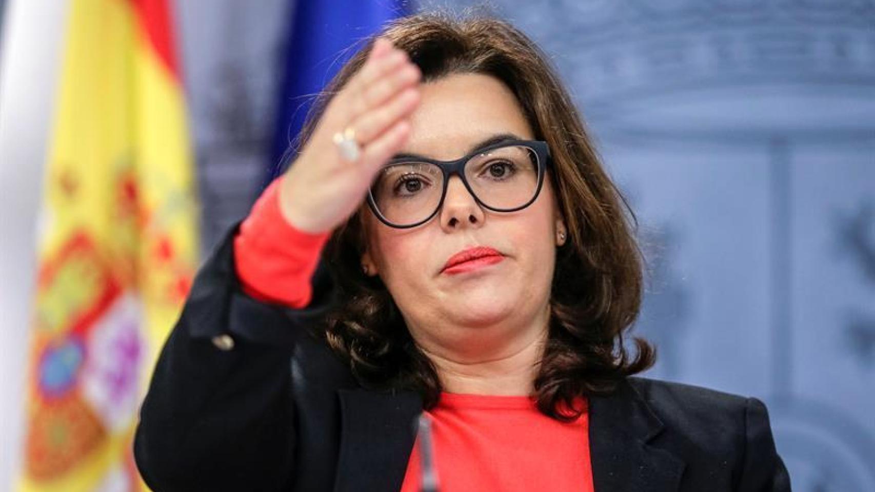 La vicepresidenta ha lucido gafas hoy tras el Consejo de Ministros
