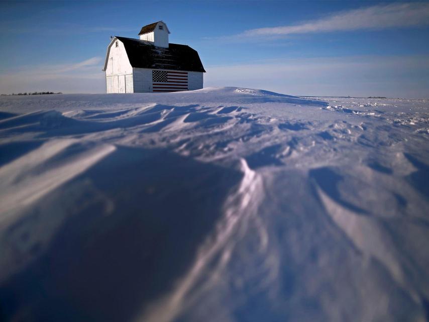 Un granero pintado con la bandera en Kanawha (Iowa).