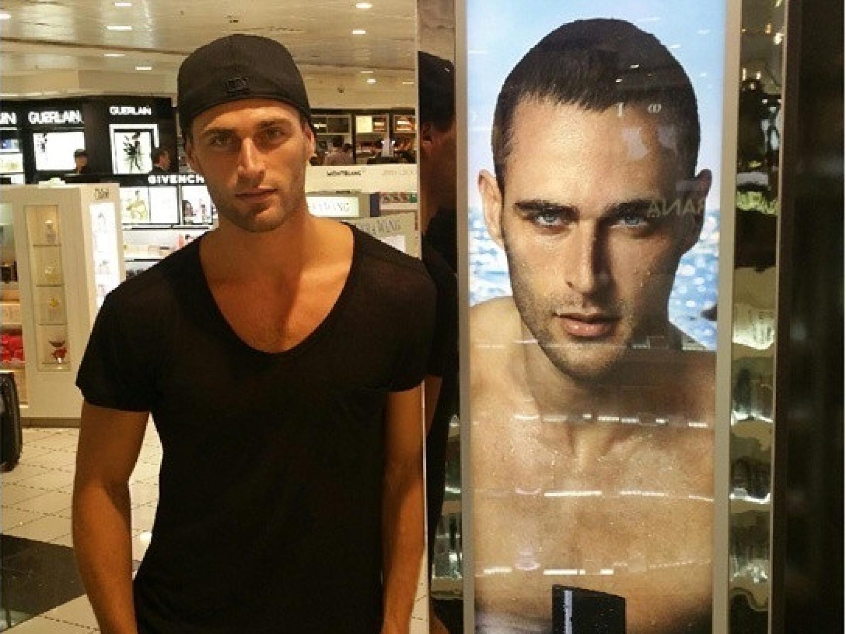 El modelo español enseña su anuncio de la colonia Davidoff