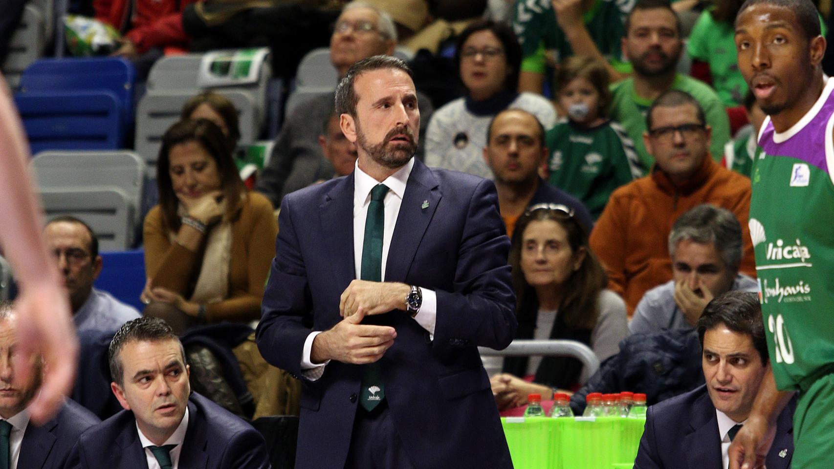 Joan Plaza en la banda durante el Unicaja-Gipuzkoa Basket.