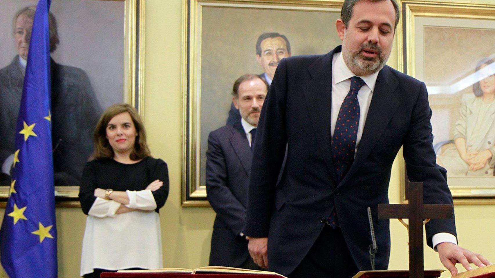 El número tres de Sáenz de Santamaría jurando su cargo ante el Rey