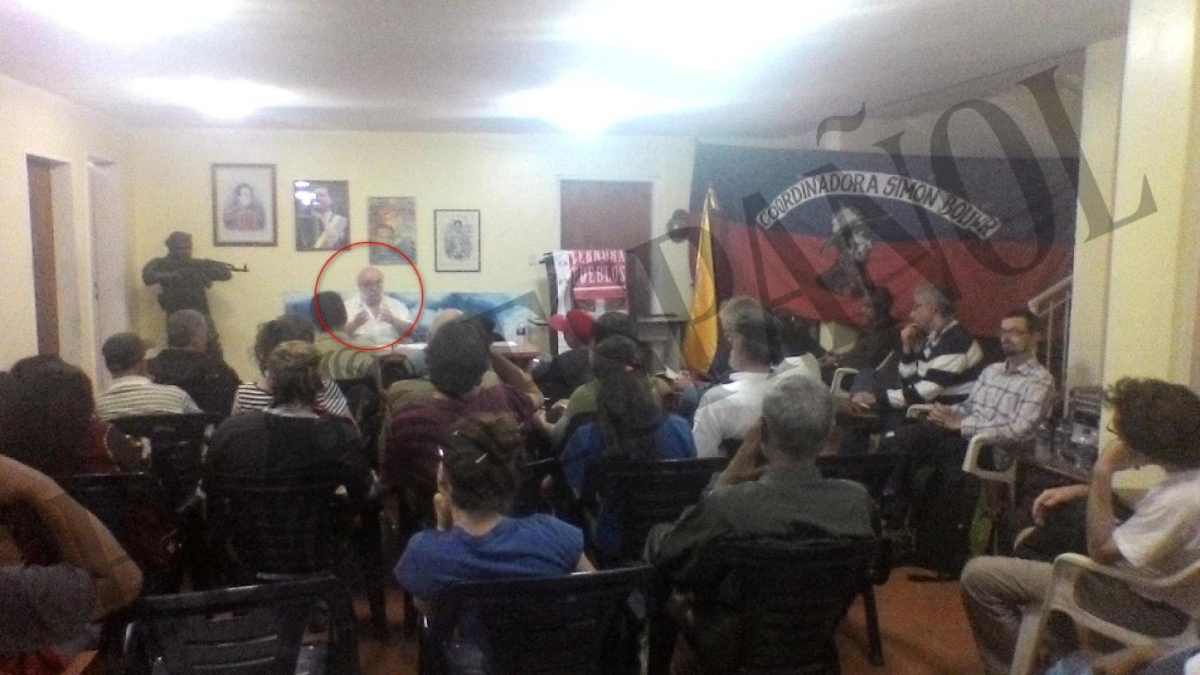Iñaki Gil habla junto a un busto armado y la bandera de la Coordinadora Simón Bolívar.