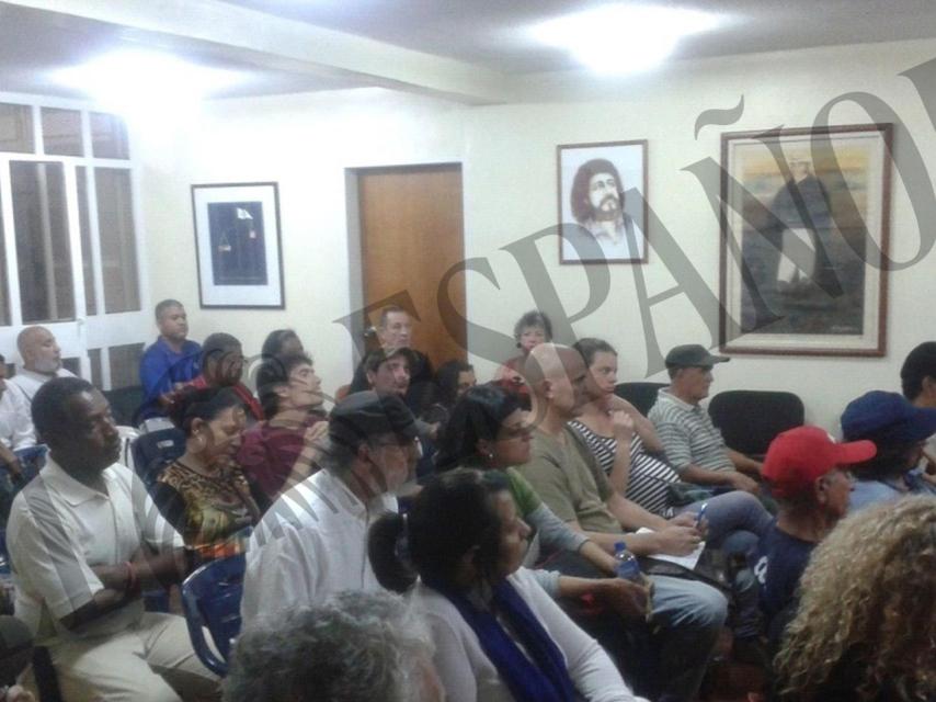 La portavoz de la CUP Anna Gabriel asiste como público a la charla.