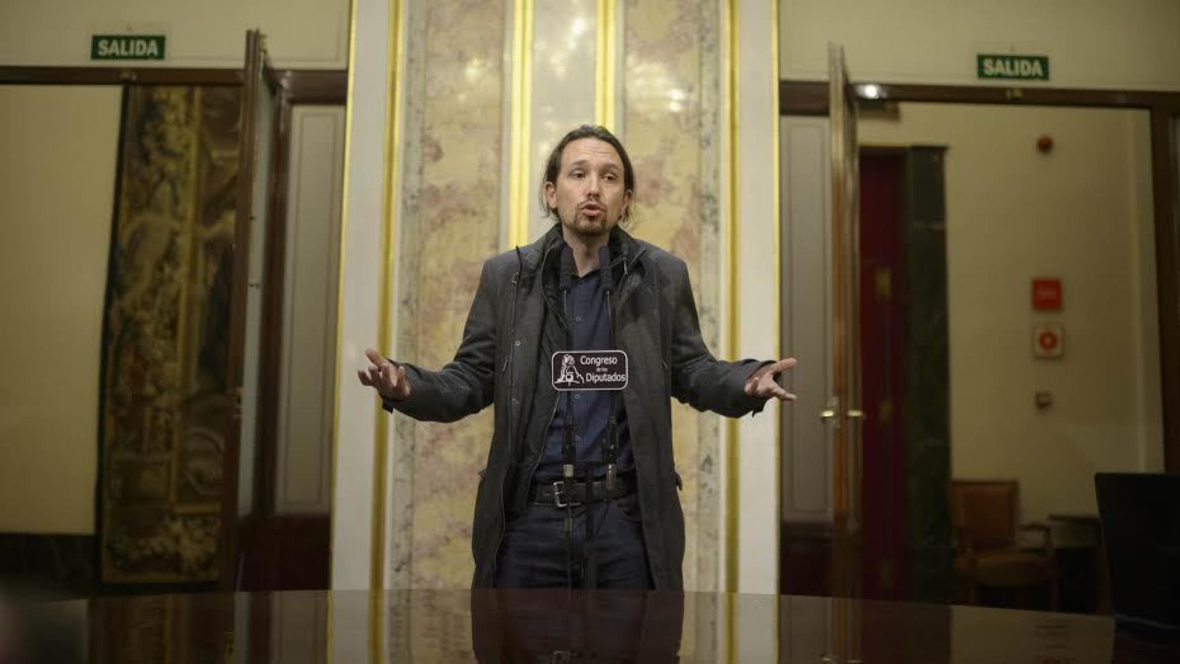 Pablo Iglesias responde a la prensa en el Congreso.