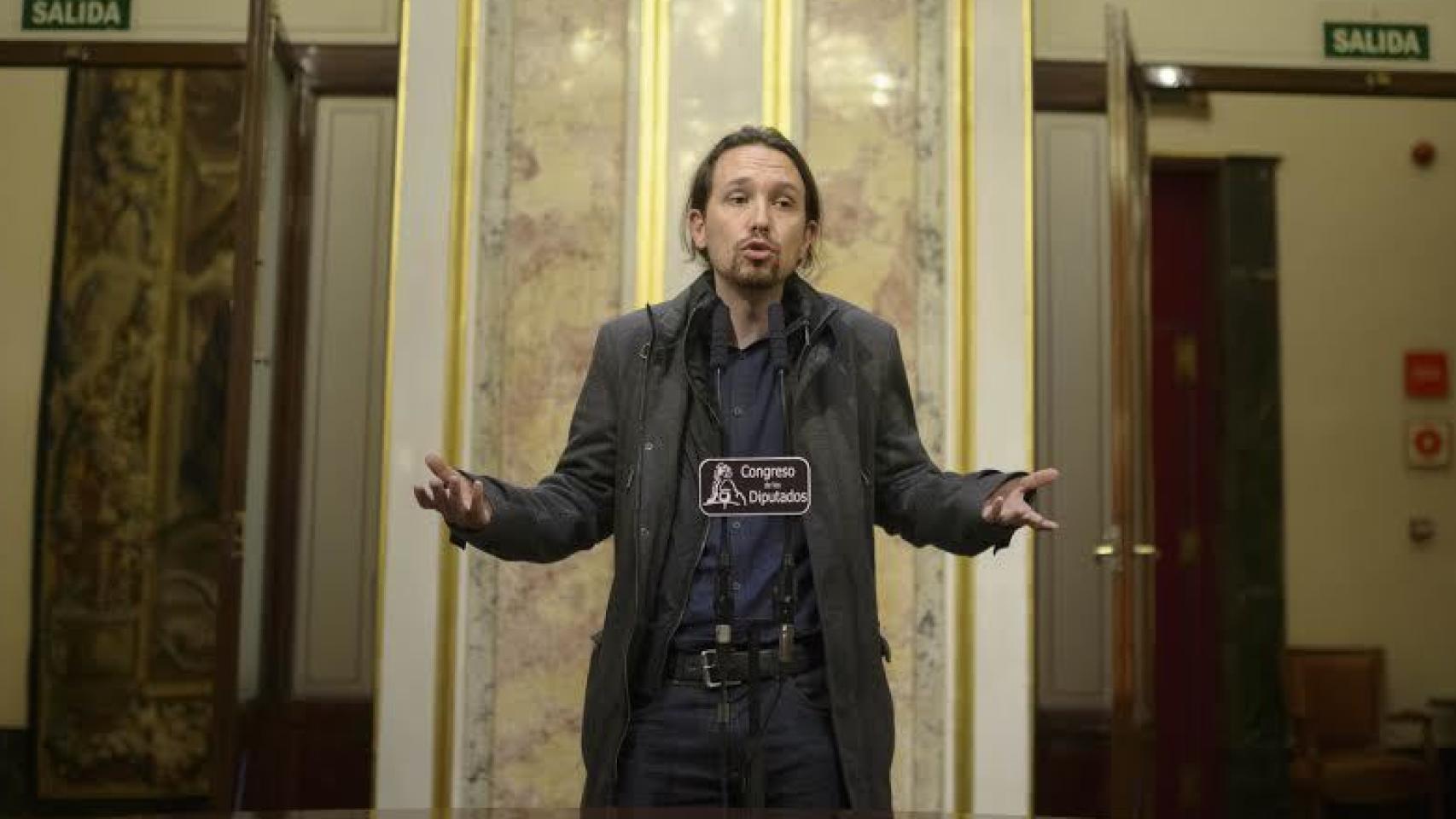 Pablo Iglesias responde a la prensa en el Congreso.