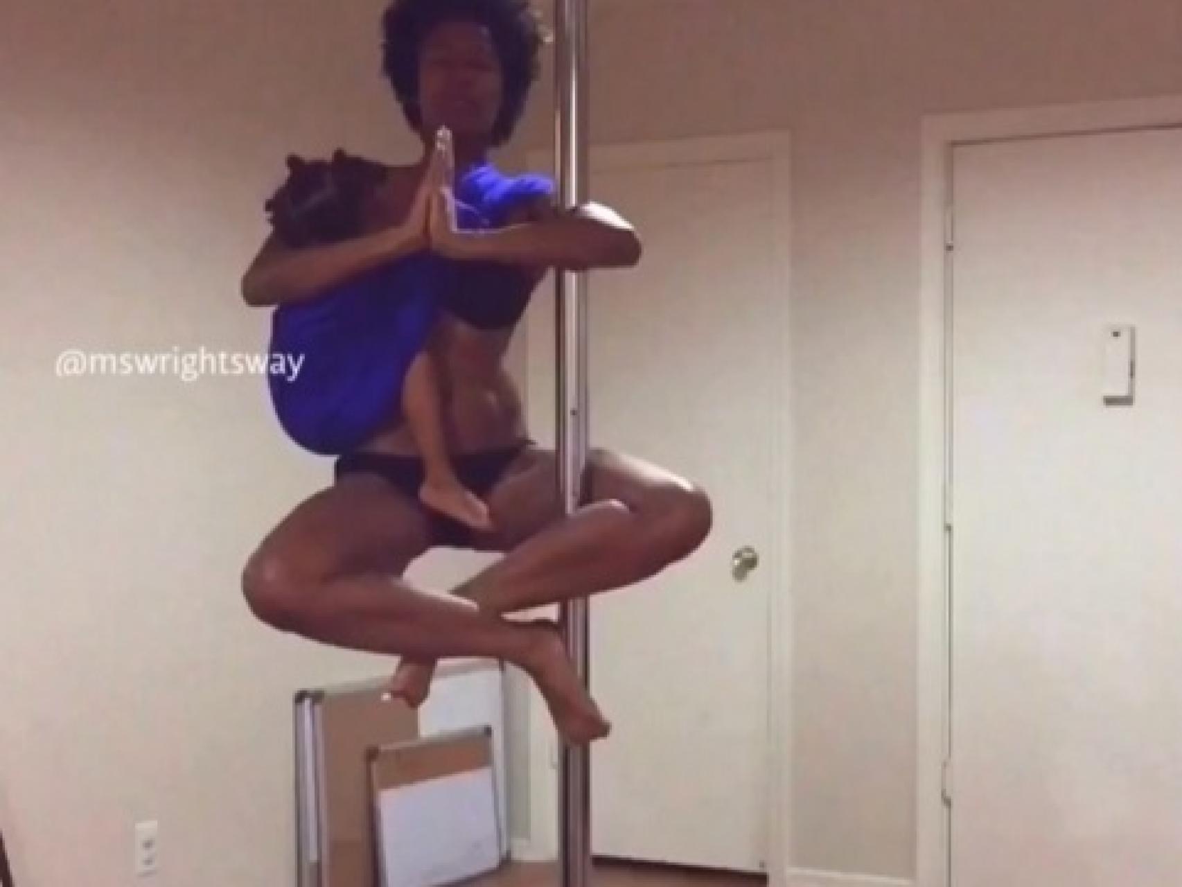 Ashley Wright practica yoga mientras da pecho a su hija
