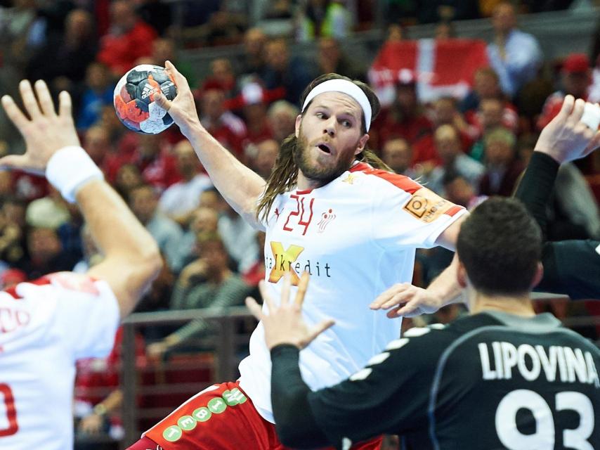 Mikkel Hansen, arma el brazo para disparar.