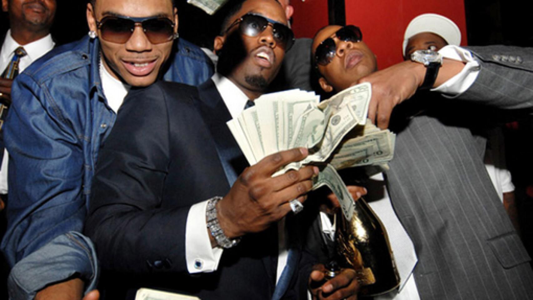Puff Diddy y Jay Z tirando billetes mientras beben chapagne