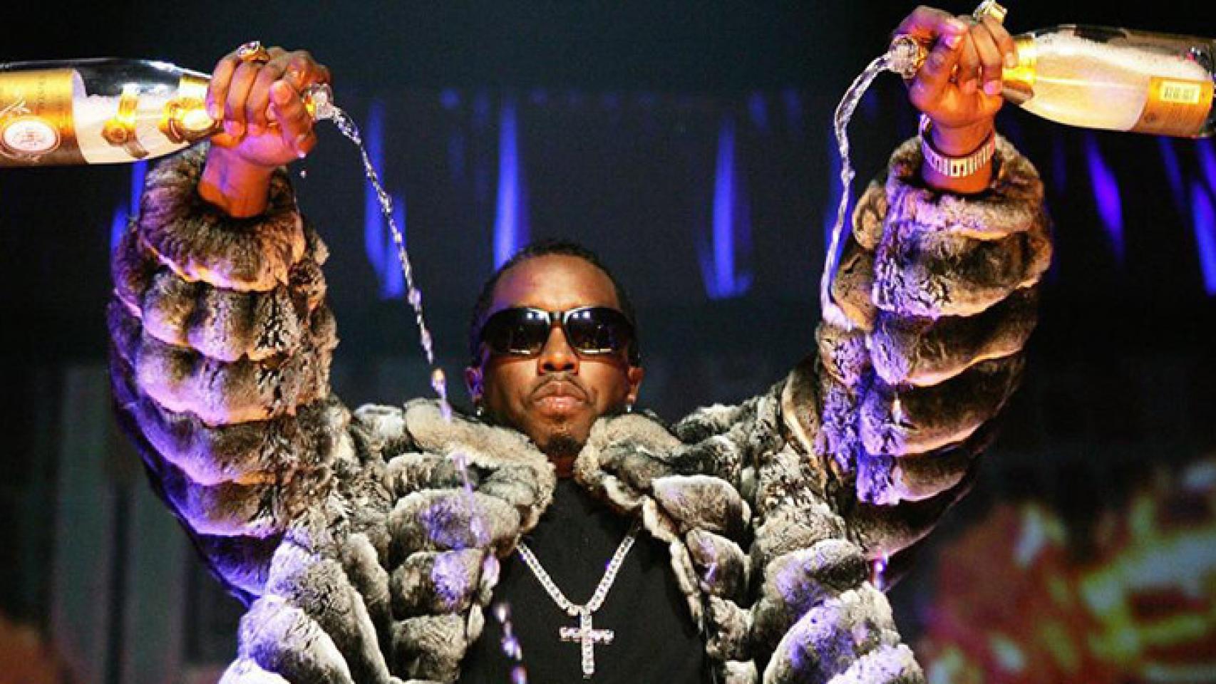 Puff Diddy derrama champagne Crystal vestido con un abrigo de chinchilla