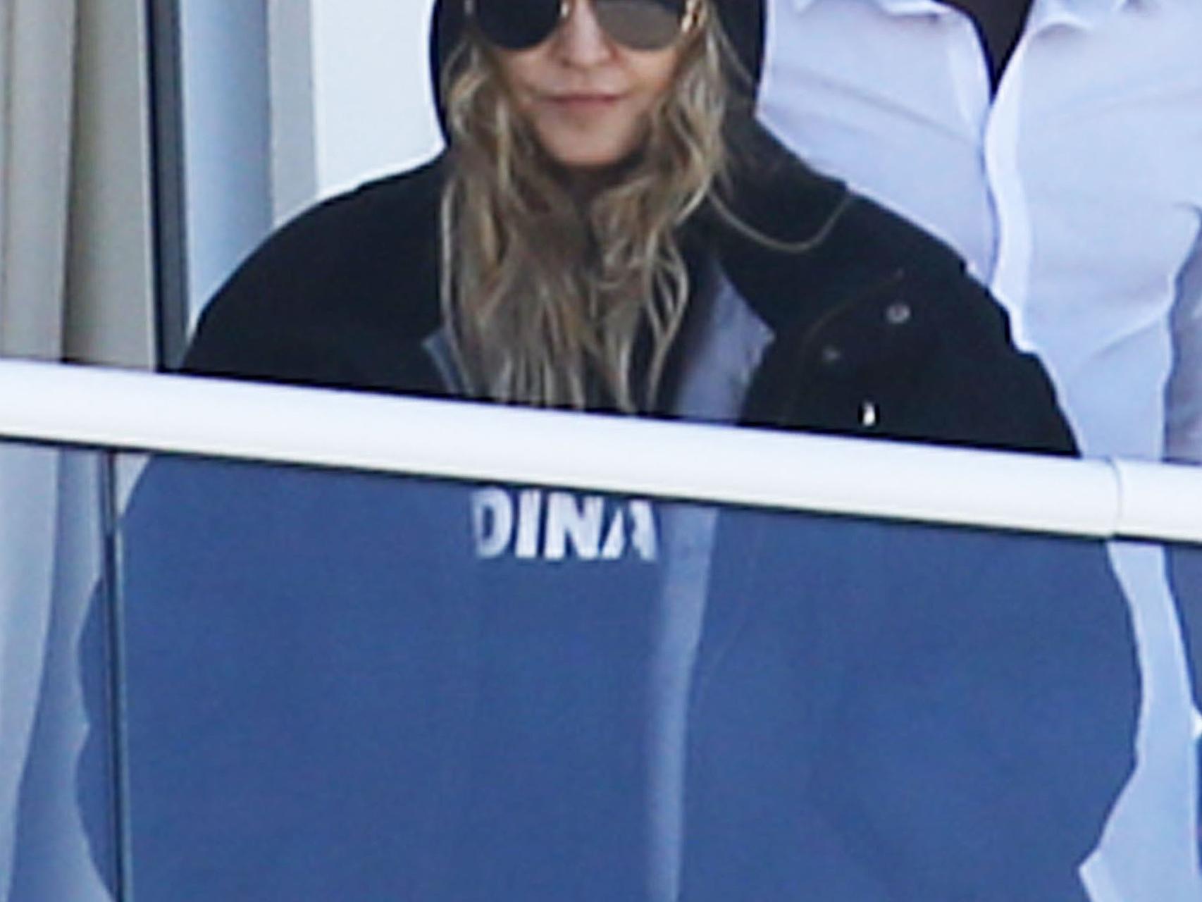 Madonna asomada al balcón de un hotel de Miami mientras ve como juegan sus hijos