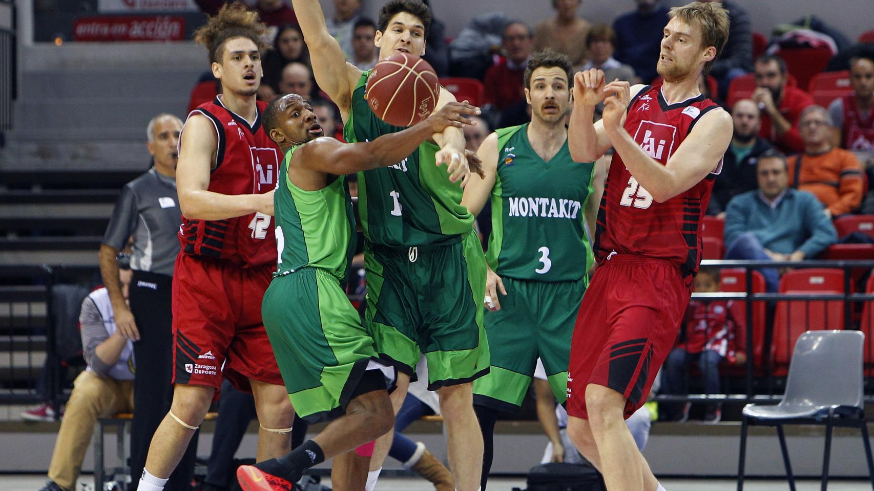 Jugadores del Fuenlabrada disputan un balón en su partido ante el CAI