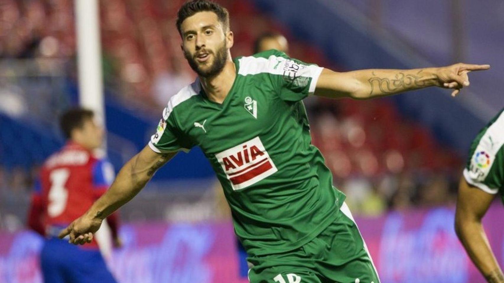 Borja Bastón celebra un gol con el Eibar