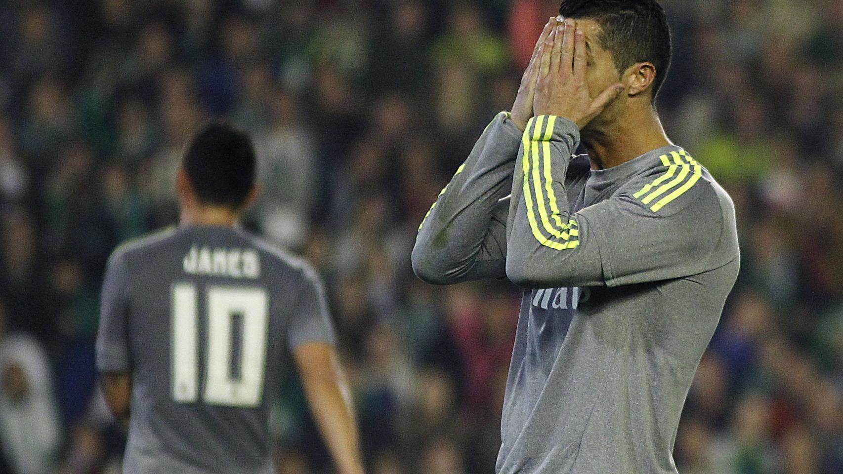 Cristiano se lamenta con James de fondo