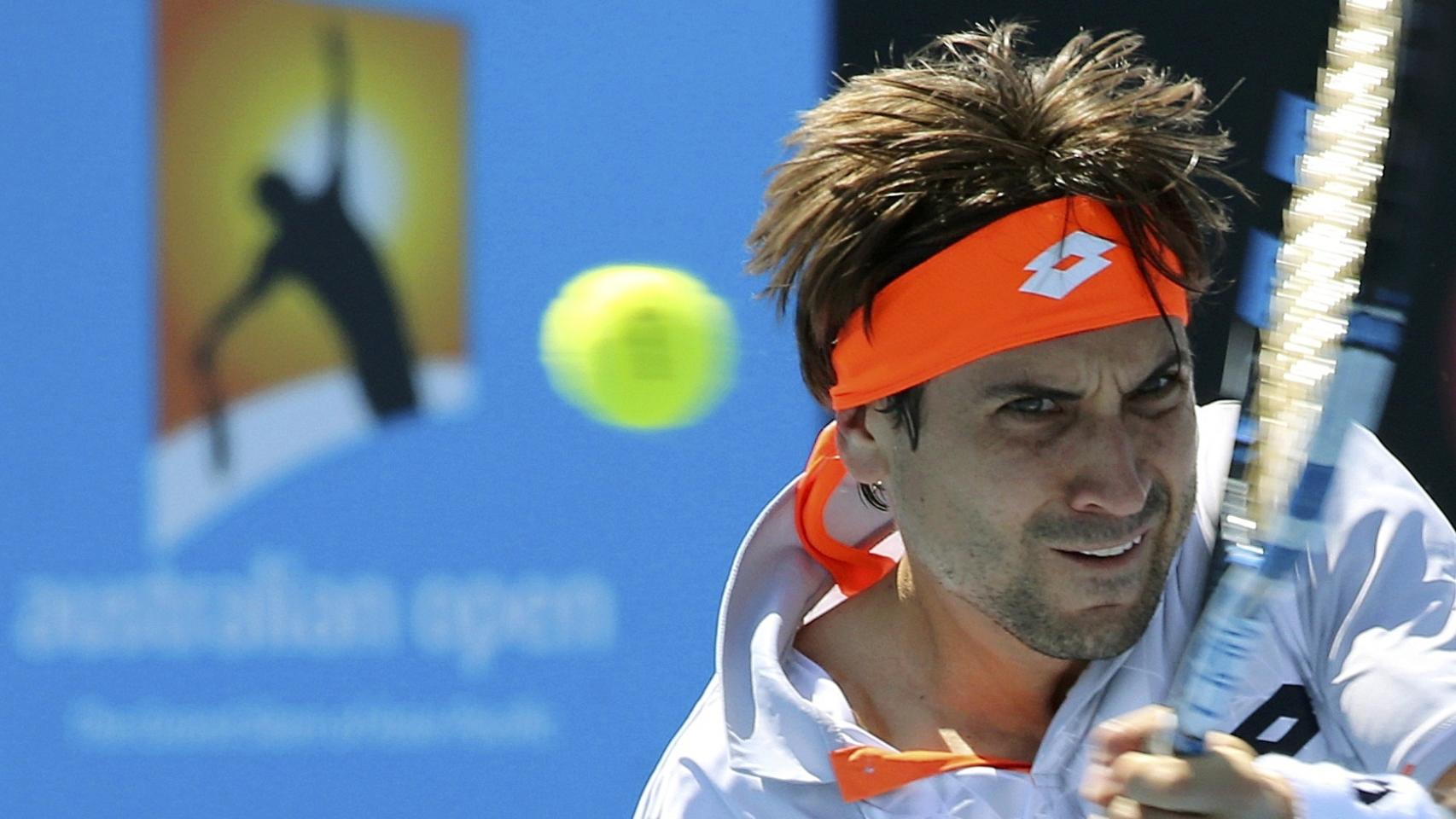 David Ferrer resta en su encuentro de tercera ronda de Australia ante Johnson.