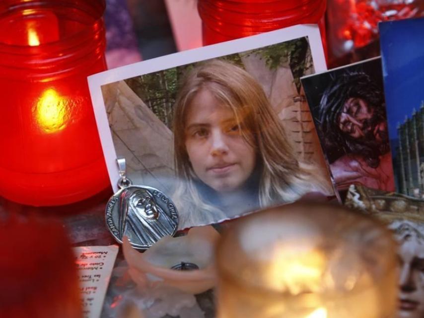 Pequeño altar improvisado en recuerdo de Marta del Castillo