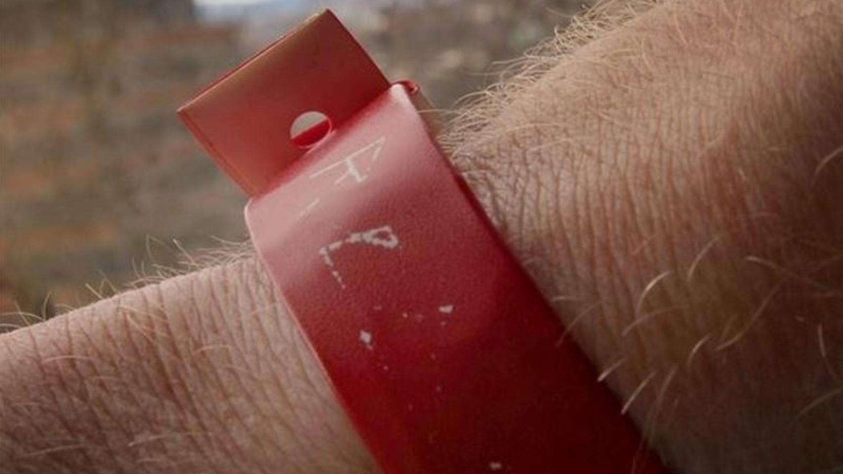 Cardiff marca a los refugiados con pulseras rojas