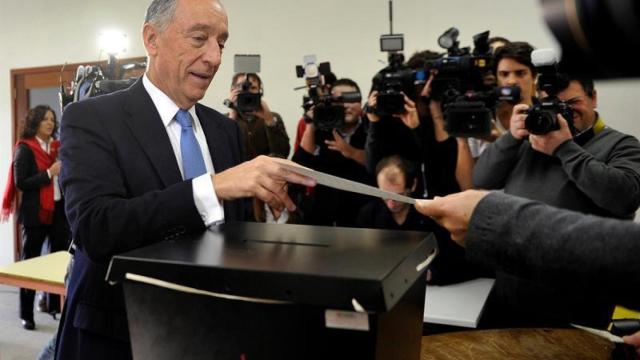 Marcelo Rebelo de Sousa vota durante las presidenciales en Portugal.