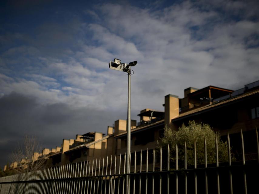 Entrada a la urbanización Los Lagos, en La Finca, Madrid.