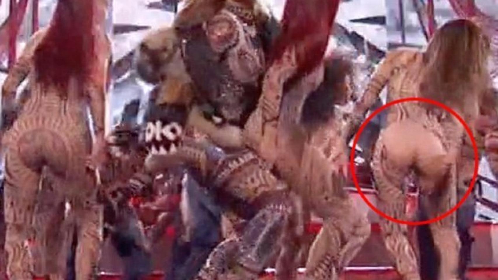 Una bailarina de Jennifer López deja al descubierto su culo en los American Music Awards
