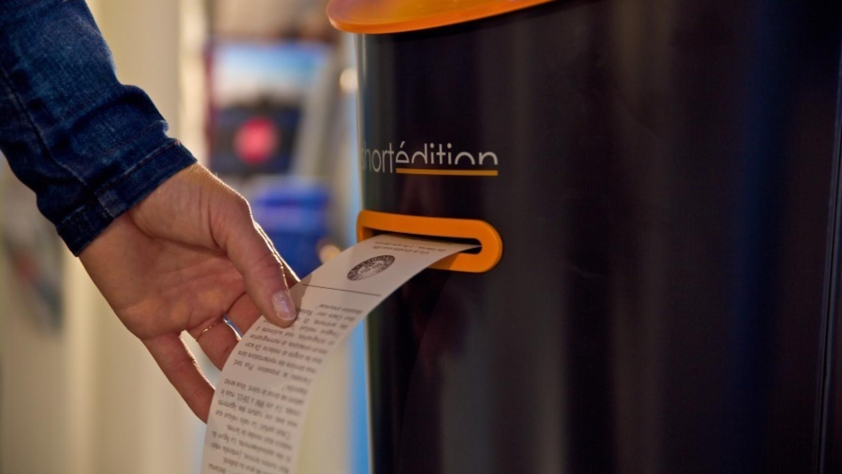 La máquina imprime un cuento.