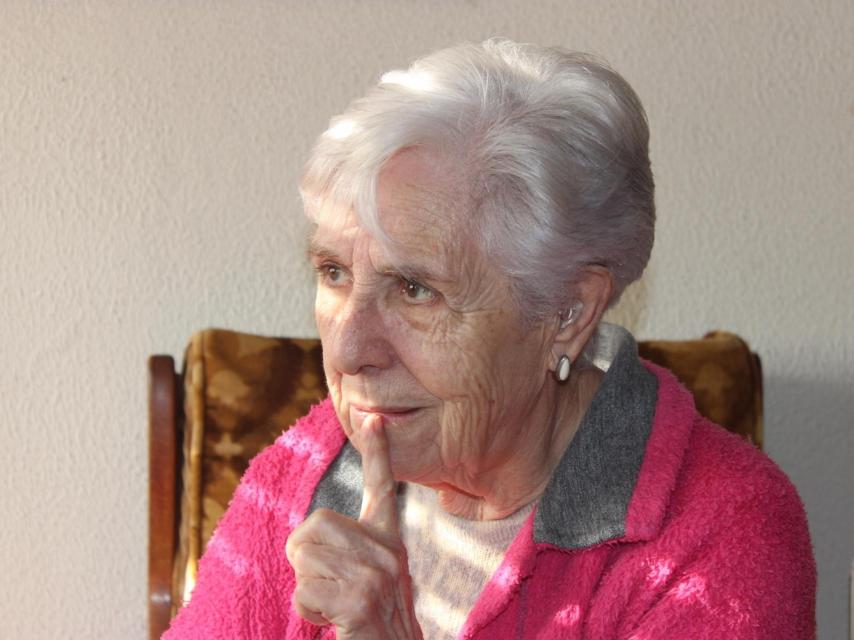 La octogenaria se ve viviendo bajo un puente.