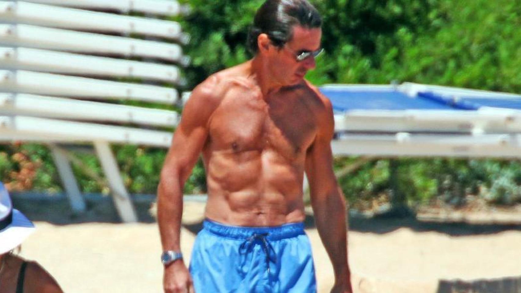 José María Aznar luciendo bíceps en las playas de Marbella