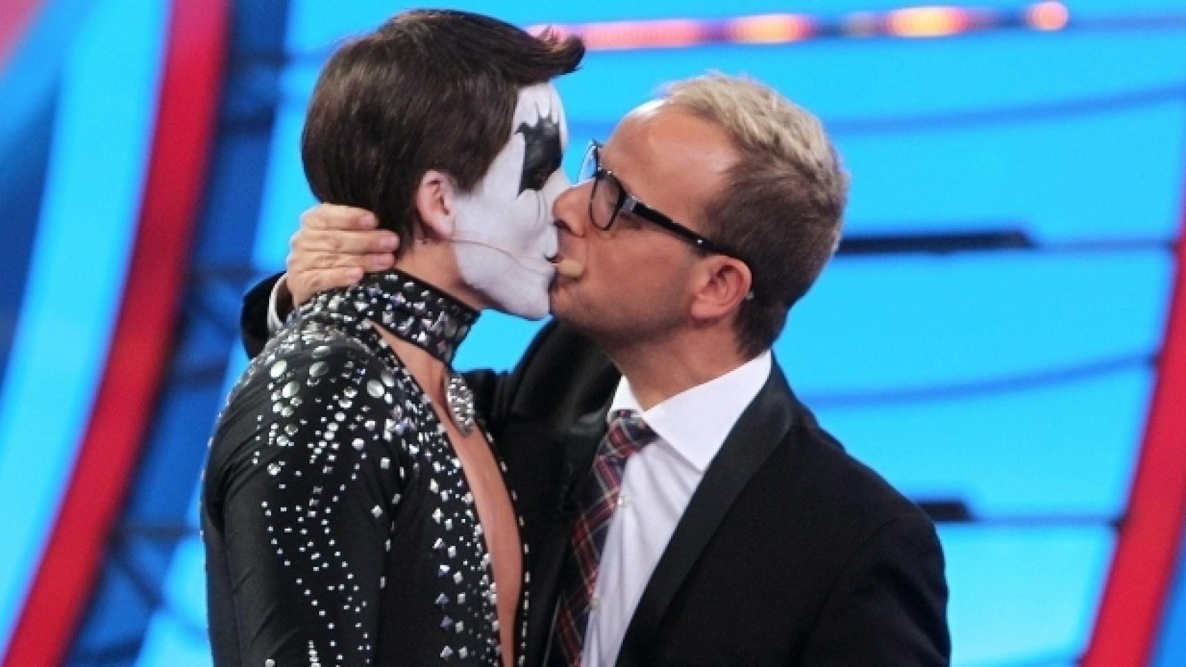 Xuso Jones se besa con Ángel Llacer en Tu Cara Me Suena