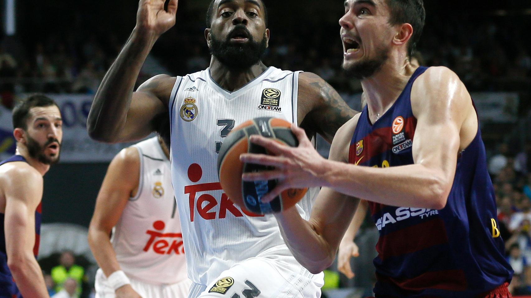 KC Rivers intenta frenar una entrada de Satoransky en el Clásico.