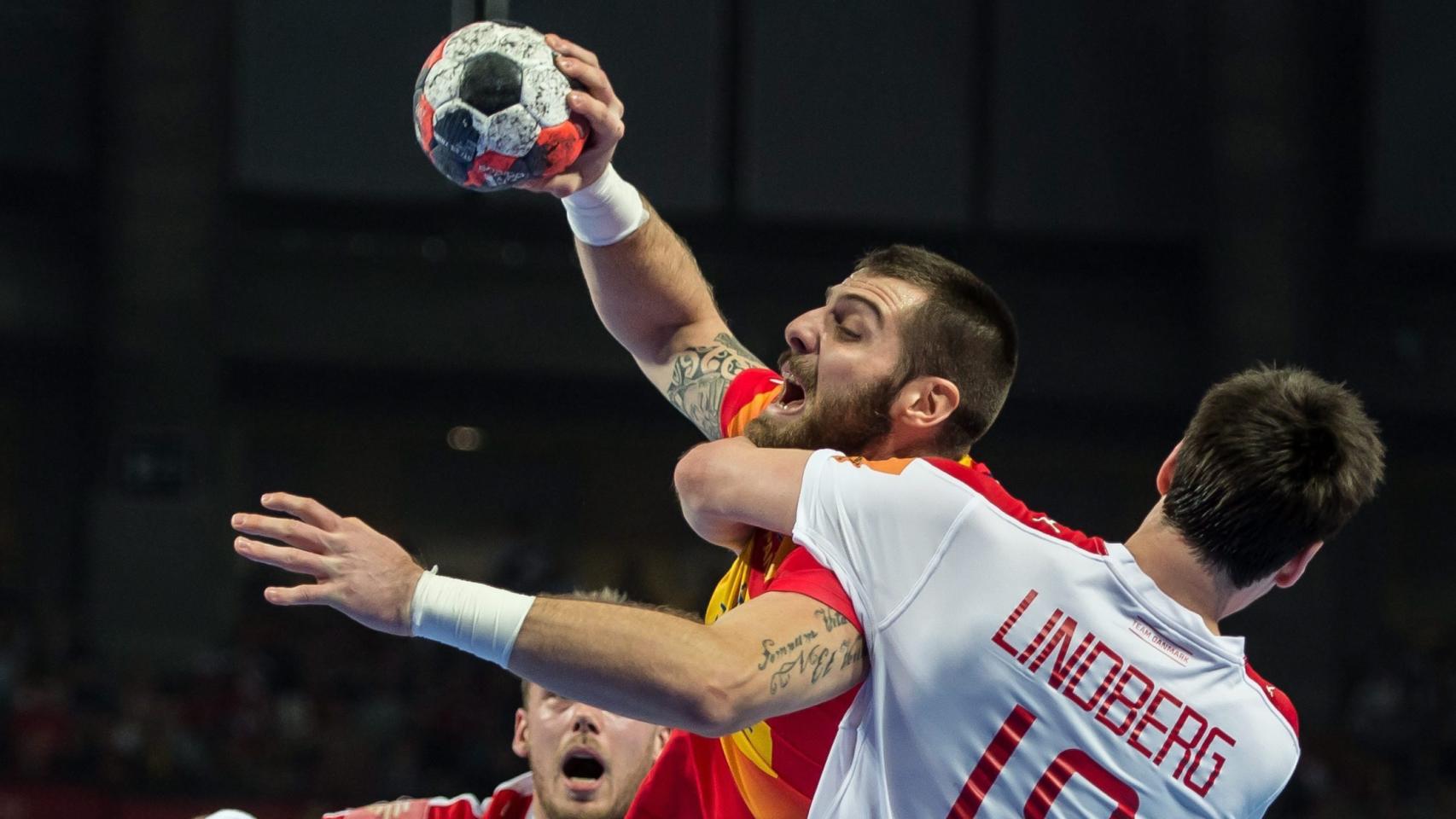 Juan Del Arco intenta lanzar ante Hans Lindberg.