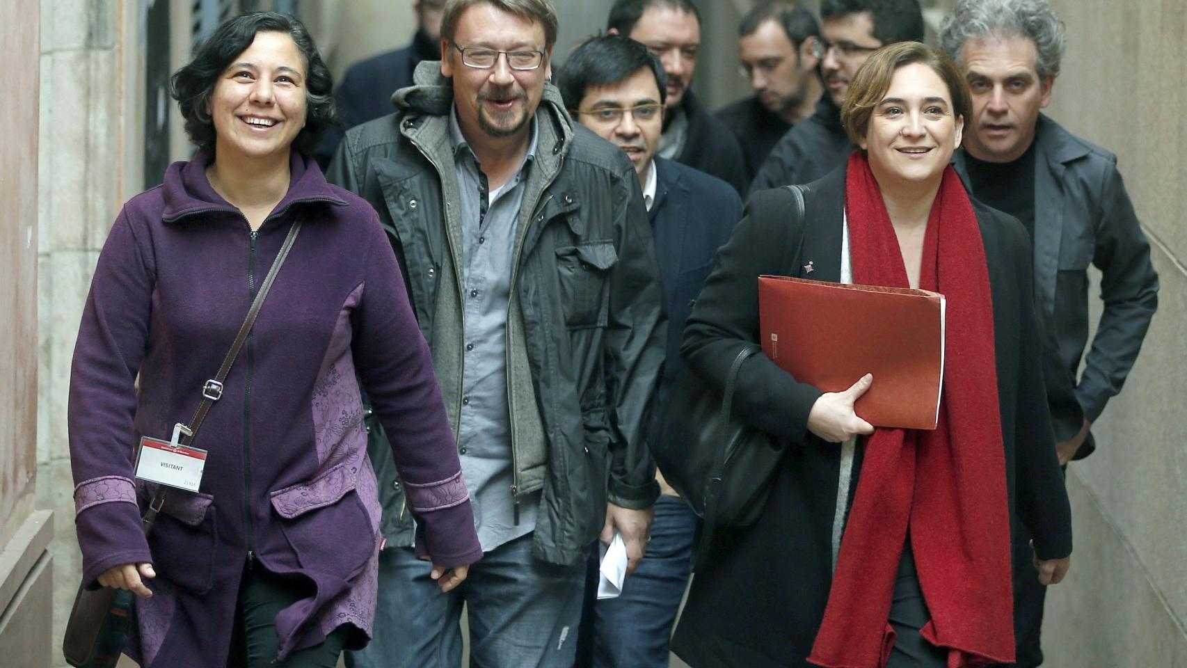 Ada Colau junto a miembros de su partido, este lunes en Barcelona