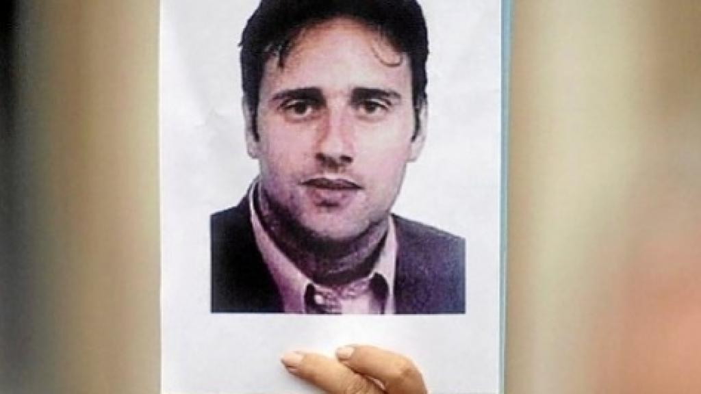 Un manifestante levanta una foto de Miguel Ángel Blanco.