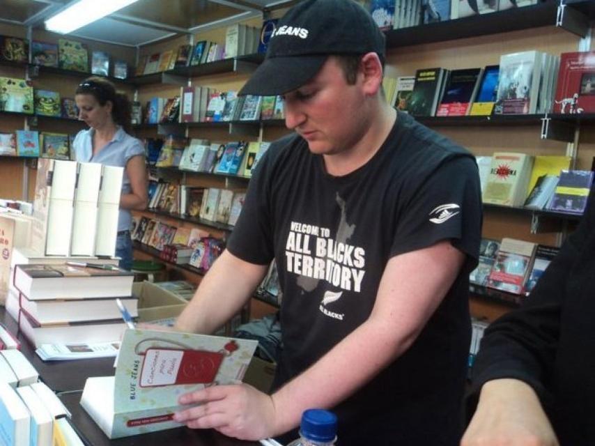 Blue Jeans firmando su libro