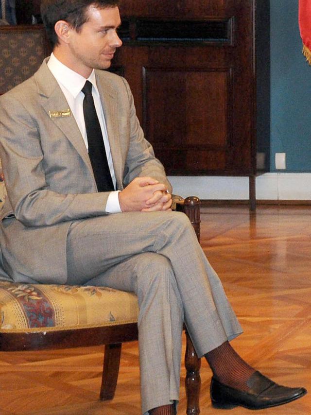 Jack Dorsey con calcetines calados y de traje