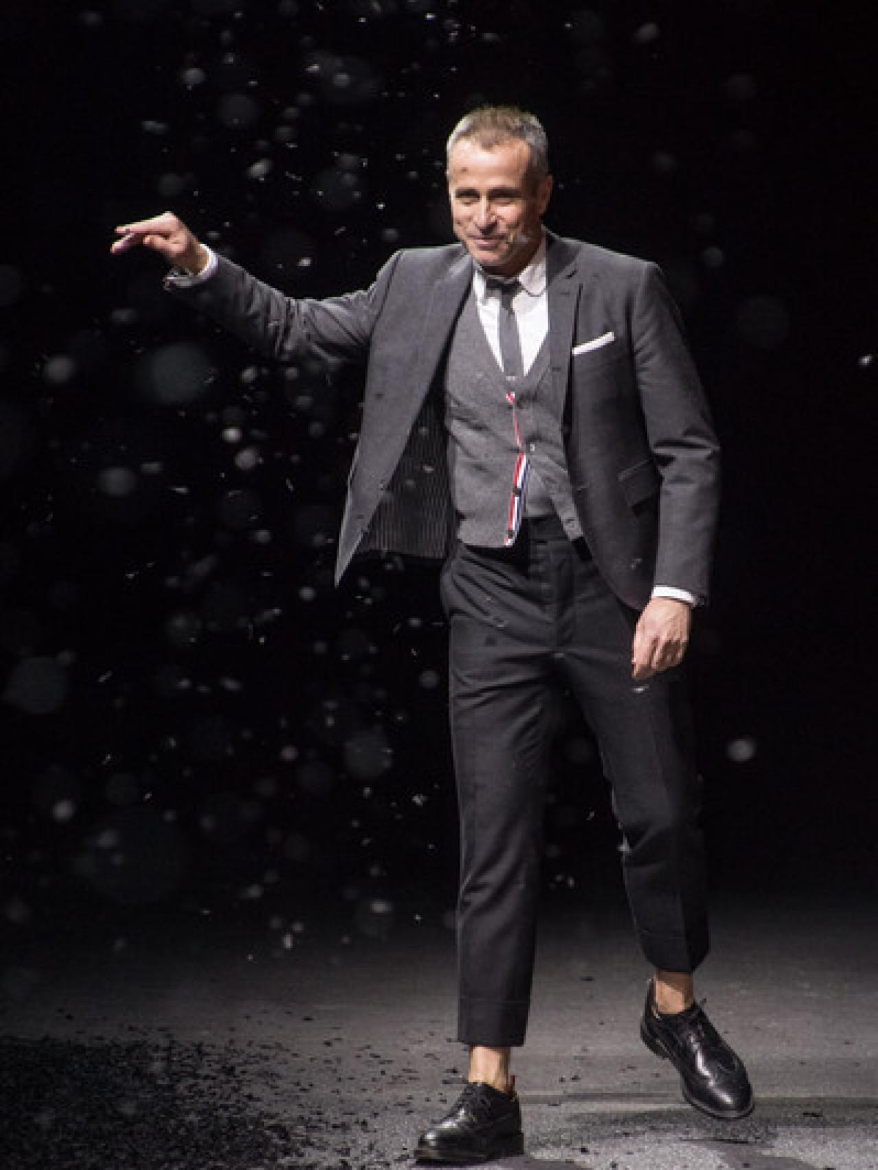 Thom Browne saluda en la pasarela de París sin calcetines