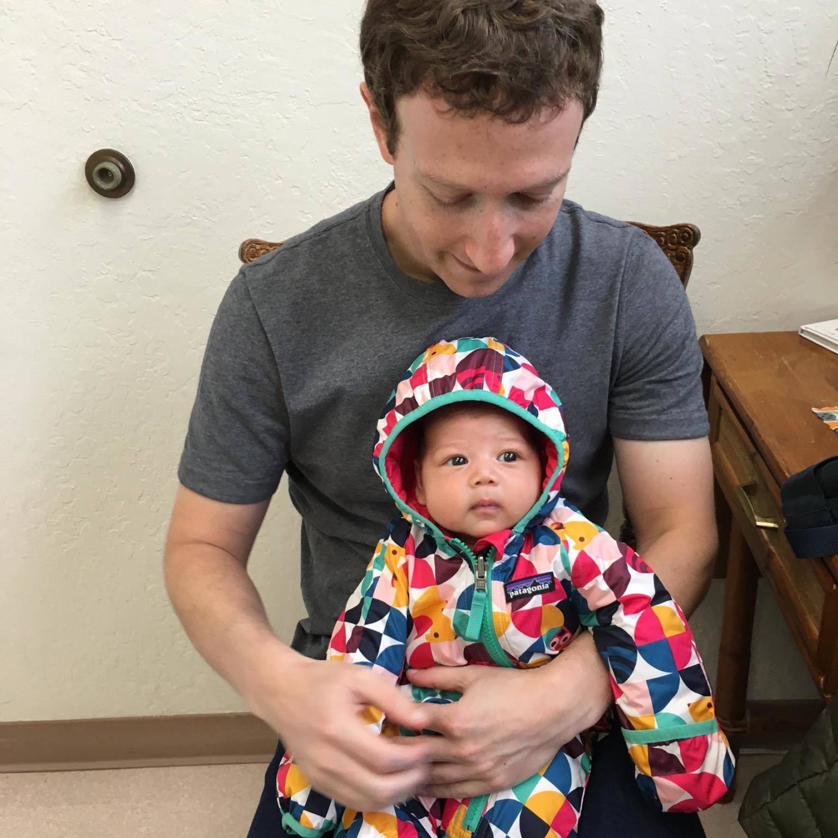 No es un muñeco, es su hija Max esperando a que la vacunen