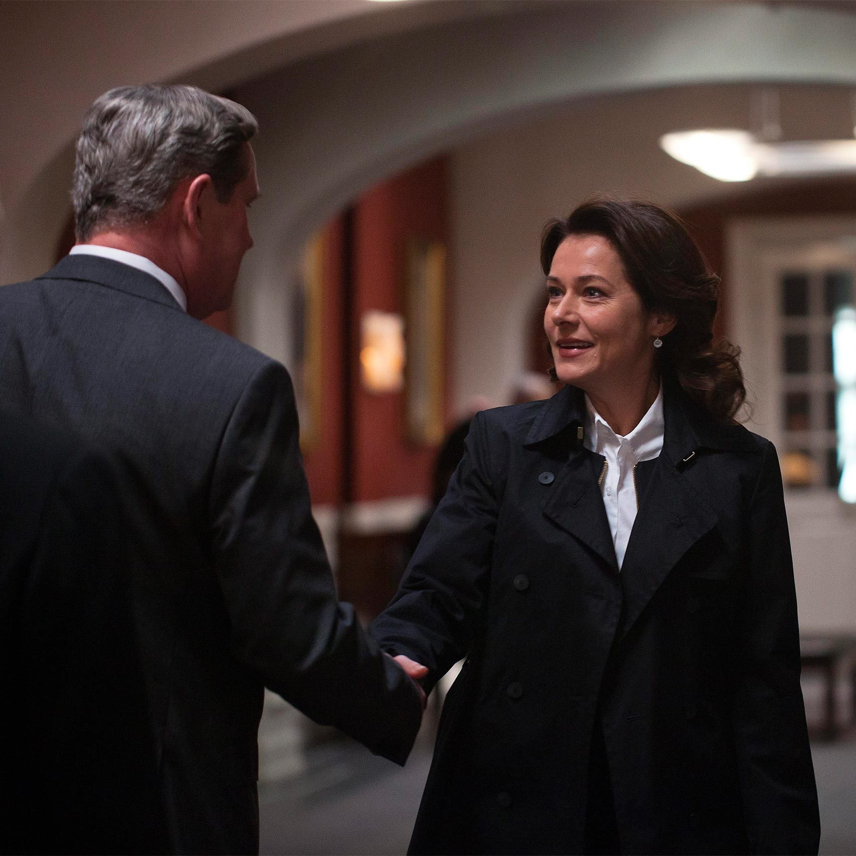 Birgitte Nyborg saluda al líder del partido conservador en los pasillos de la Cámara.