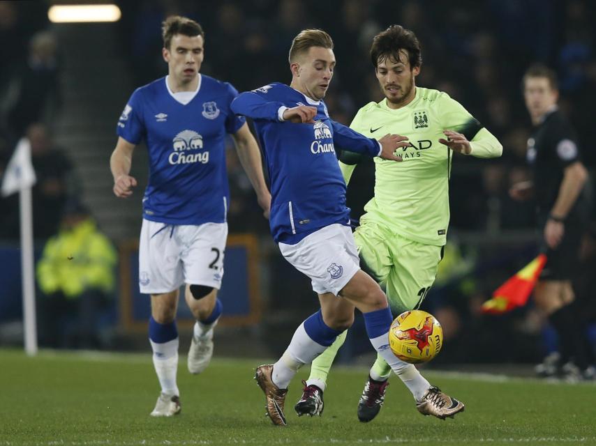 Deulofeu pelea un balón con Silva del Manchester City.