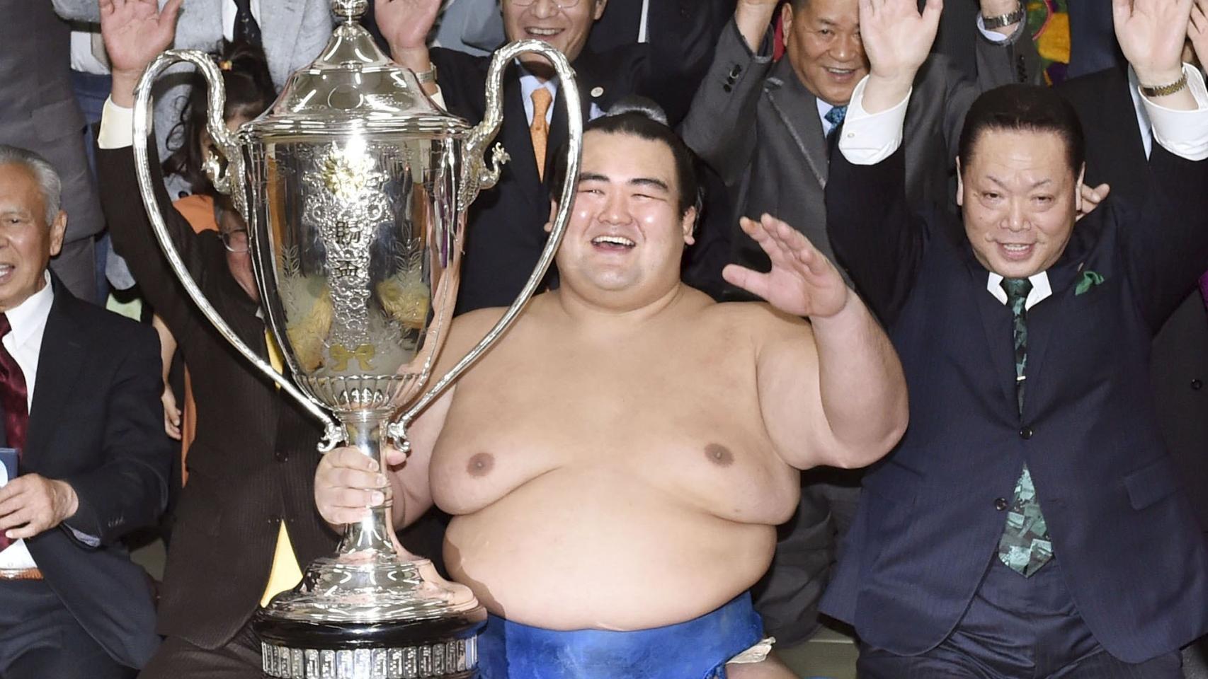 El nuevo emperador japonés del sumo, Kotoshogiku, celebra su título.