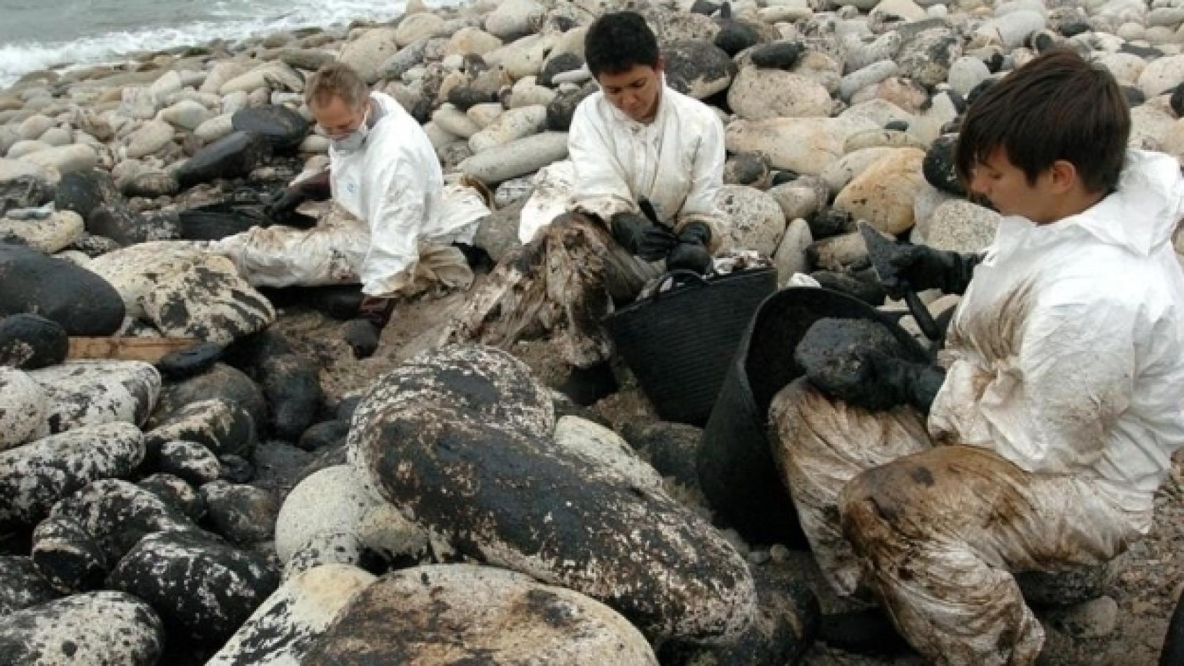 Voluntarios en las tareas de limpieza tras la catástrofe