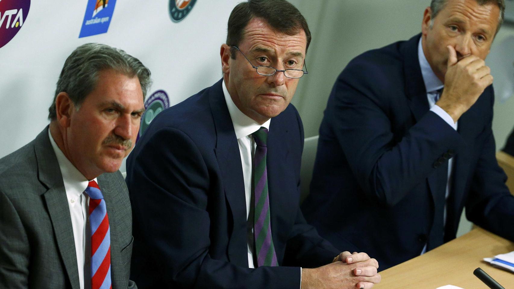 David Haggerty (de la ITF), Chris Kermode (presidente de la ATP)  y Philip Brook (de la TIU).