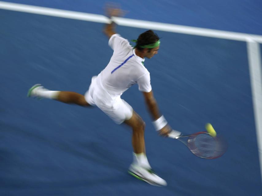 El suizo, en plena acción cerca de la red.