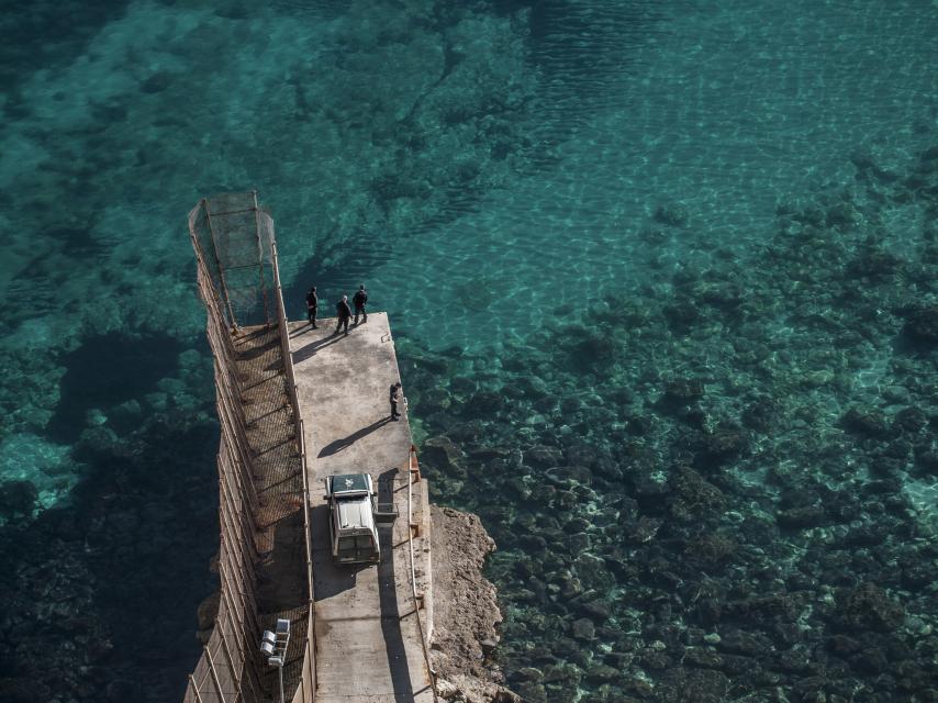 La valla de Melilla se extiende sobresale sobre el mar varios metros.