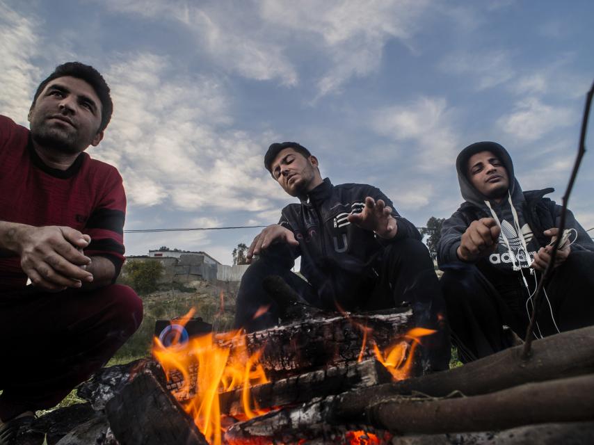 Un grupo de universitarios kurdos hacen una fogata a las afueras del CETI.