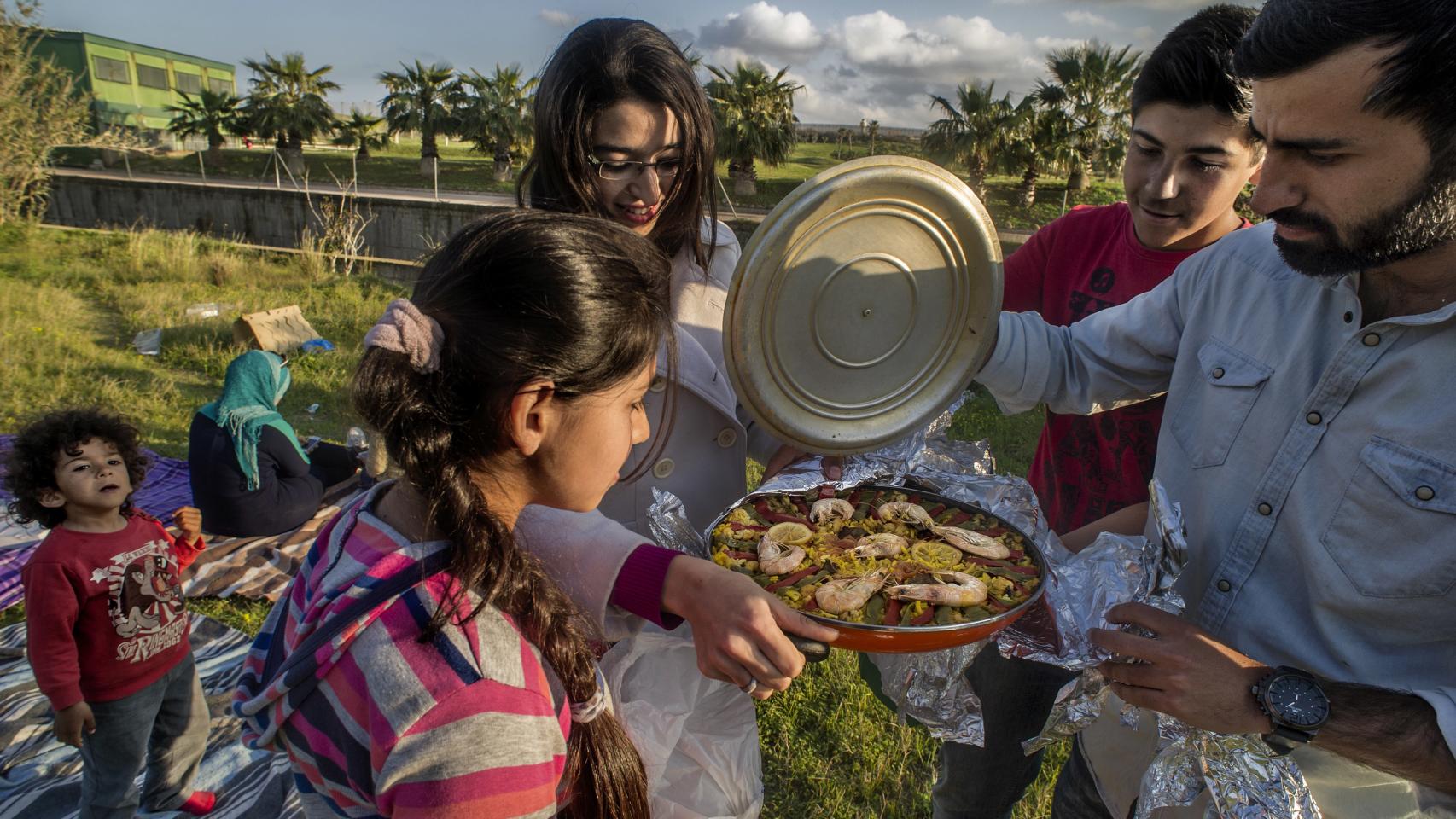 Lamya y Saleh, junto a la familia, preparando una paella.