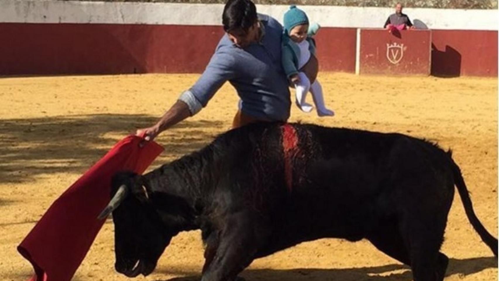 Francisco Rivera con su hija en brazos toreando una vaquilla