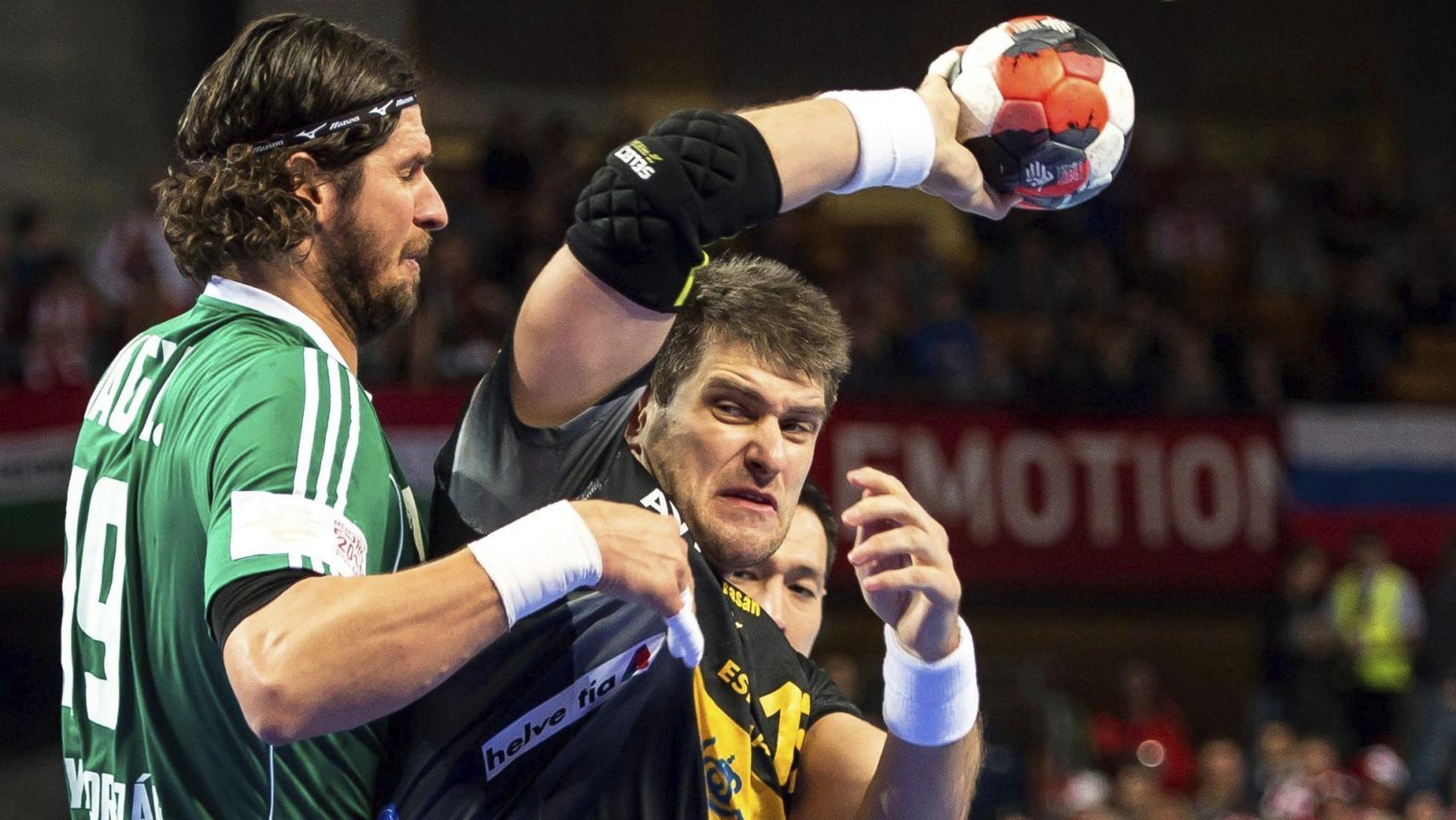 Julen Aguinagalde intenta desmarcarse de Laszlo Nagy ante Hungría.