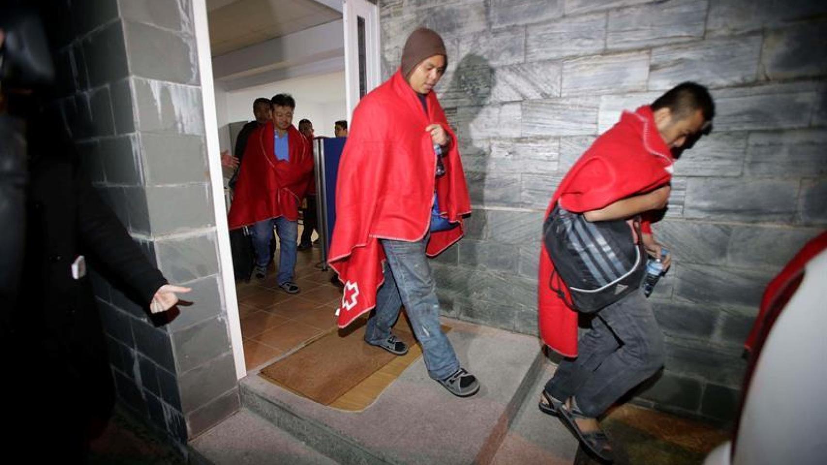 Algunos de los veintidós tripulantes a su llegada al aeropuerto de A Coruña.