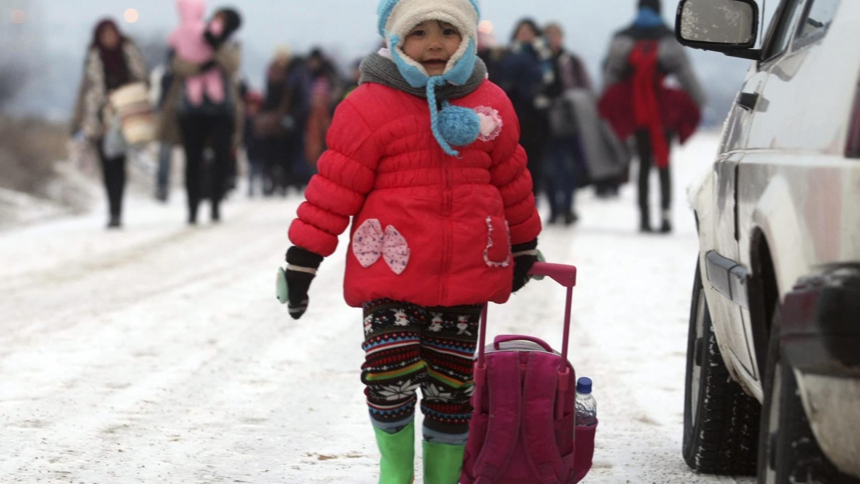 Refugiados sirios, iraquíes y afganos caminan en la frontera entre Serbia y Macedonia.