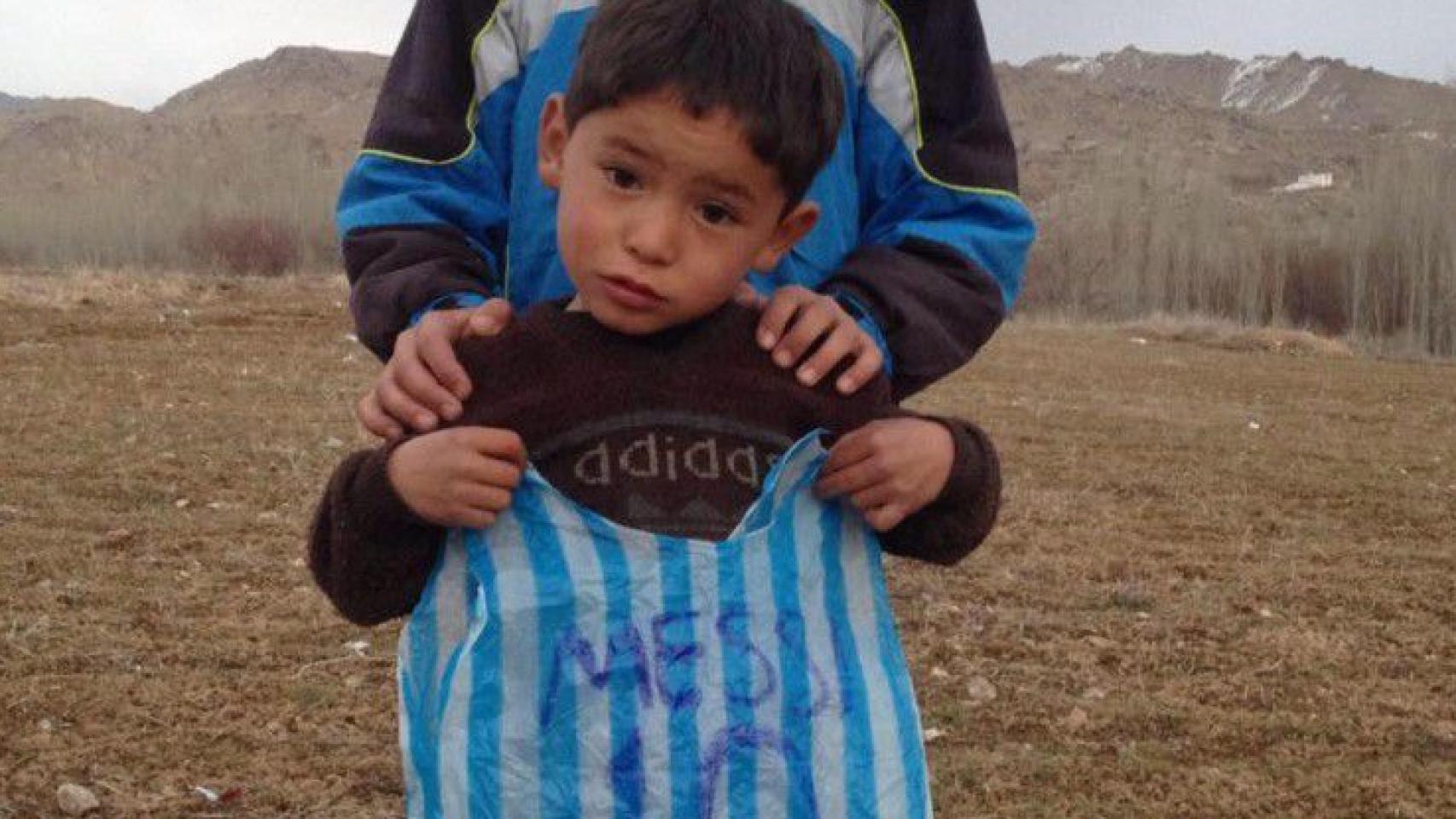 Murtaza Ahmadi posa con su hermano Hamayoun en una foto subida a Facebook por la familia.